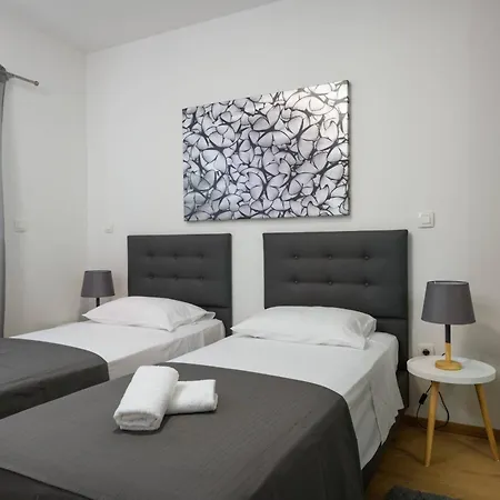 In Kastanjer Mit Gemeinschaftlichem Parkplatz Apartmán Pula