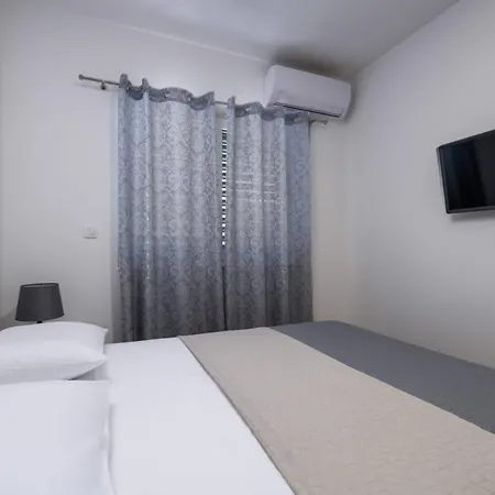 In Kastanjer Mit Gemeinschaftlichem Parkplatz Apartmán Pula