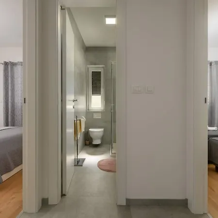 In Kastanjer Mit Gemeinschaftlichem Parkplatz Apartmán Pula