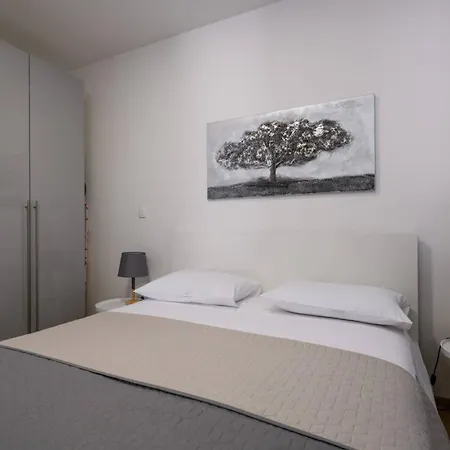 In Kastanjer Mit Gemeinschaftlichem Parkplatz Apartmán Pula